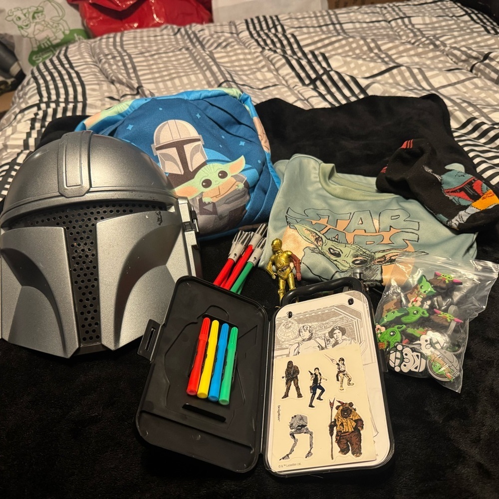 Star Wars Themed Collection with Accessories - Picture 11 of 11
